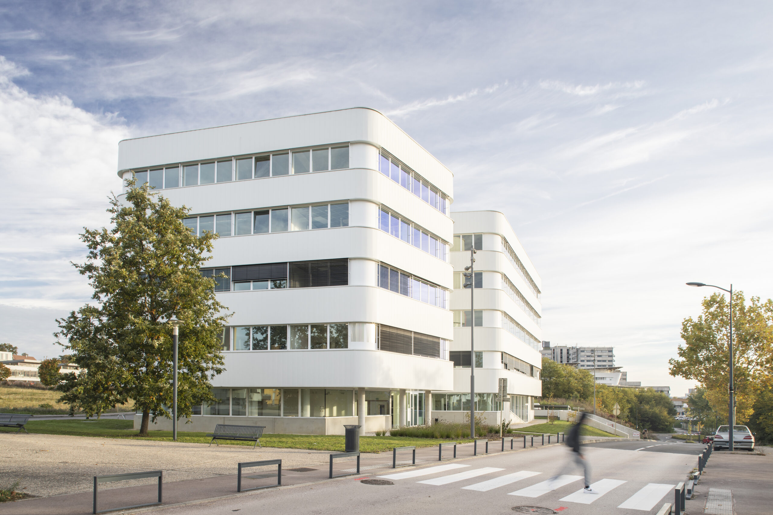 Prise de vue depuis la rue du bâtiment Bio-Innovation situé dans le quartier Temis Santé à Besançon