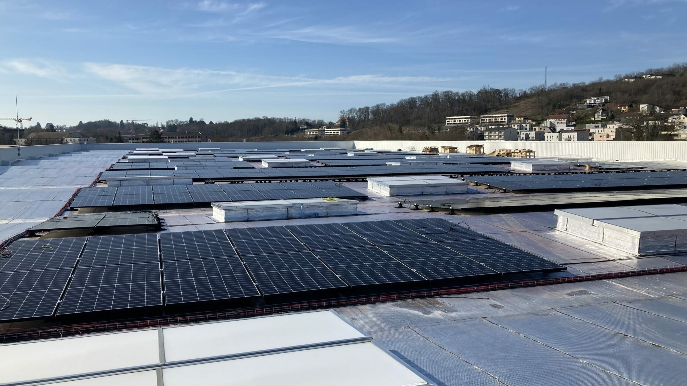 Photovoltaïque Antolin Panneaux photovoltaïques situés en toiture de l'usine Antolin - Besançon