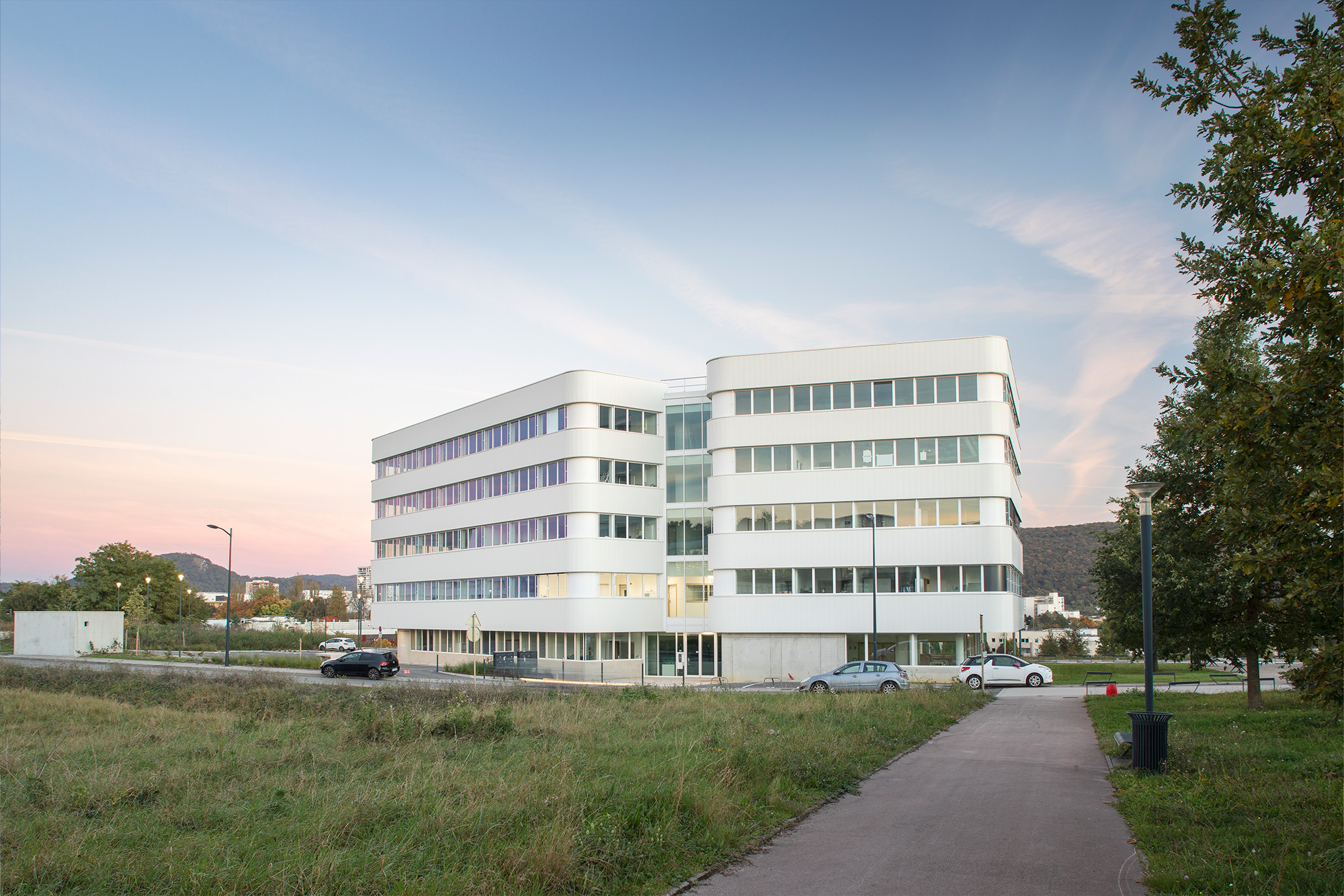 Prise de vue depuis la rue du bâtiment Bio-Innovation situé dans le quartier Temis Santé à Besançon