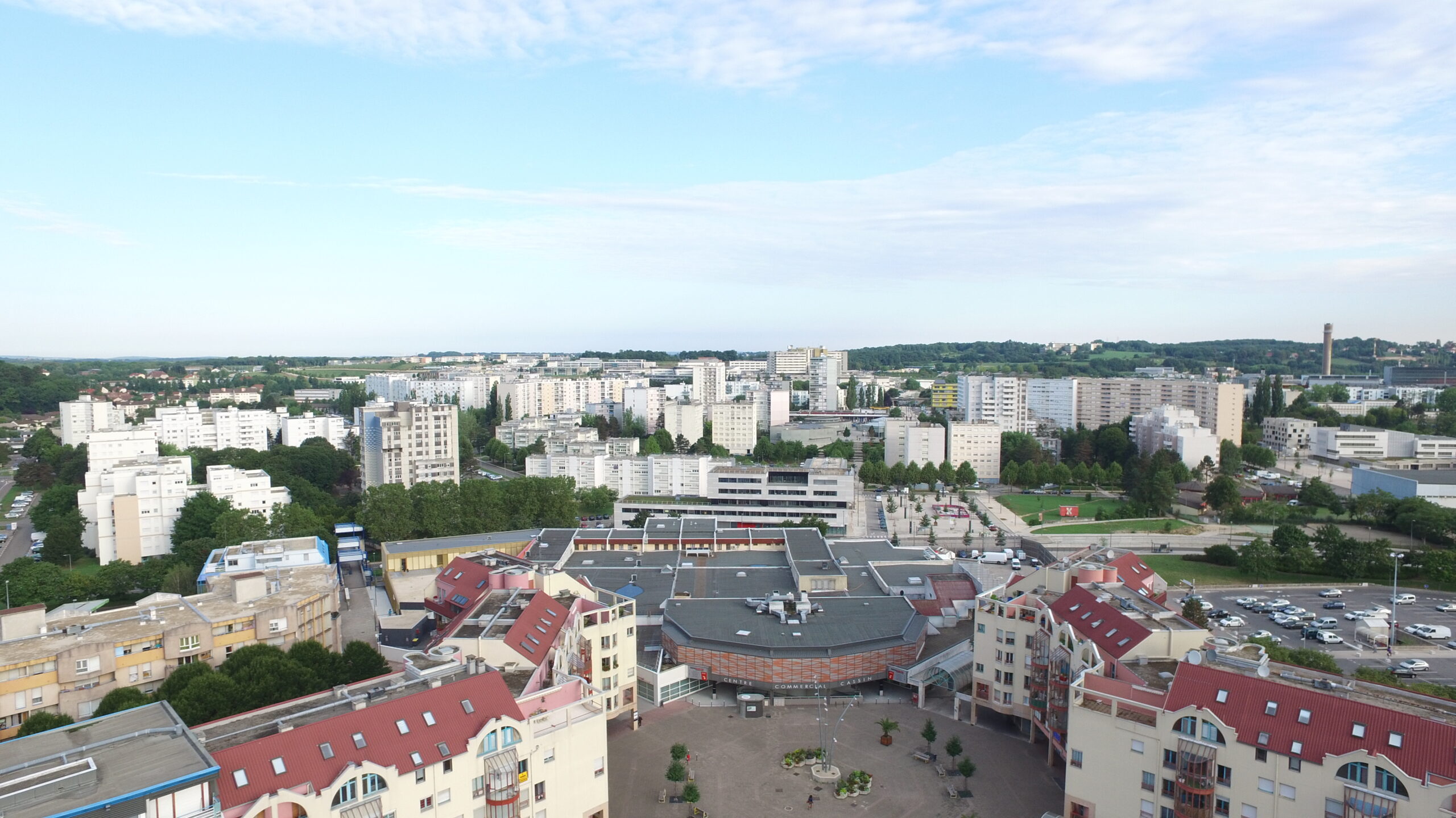 Vue aérienne du centre commercial CASSIN à Planoise - Besançon