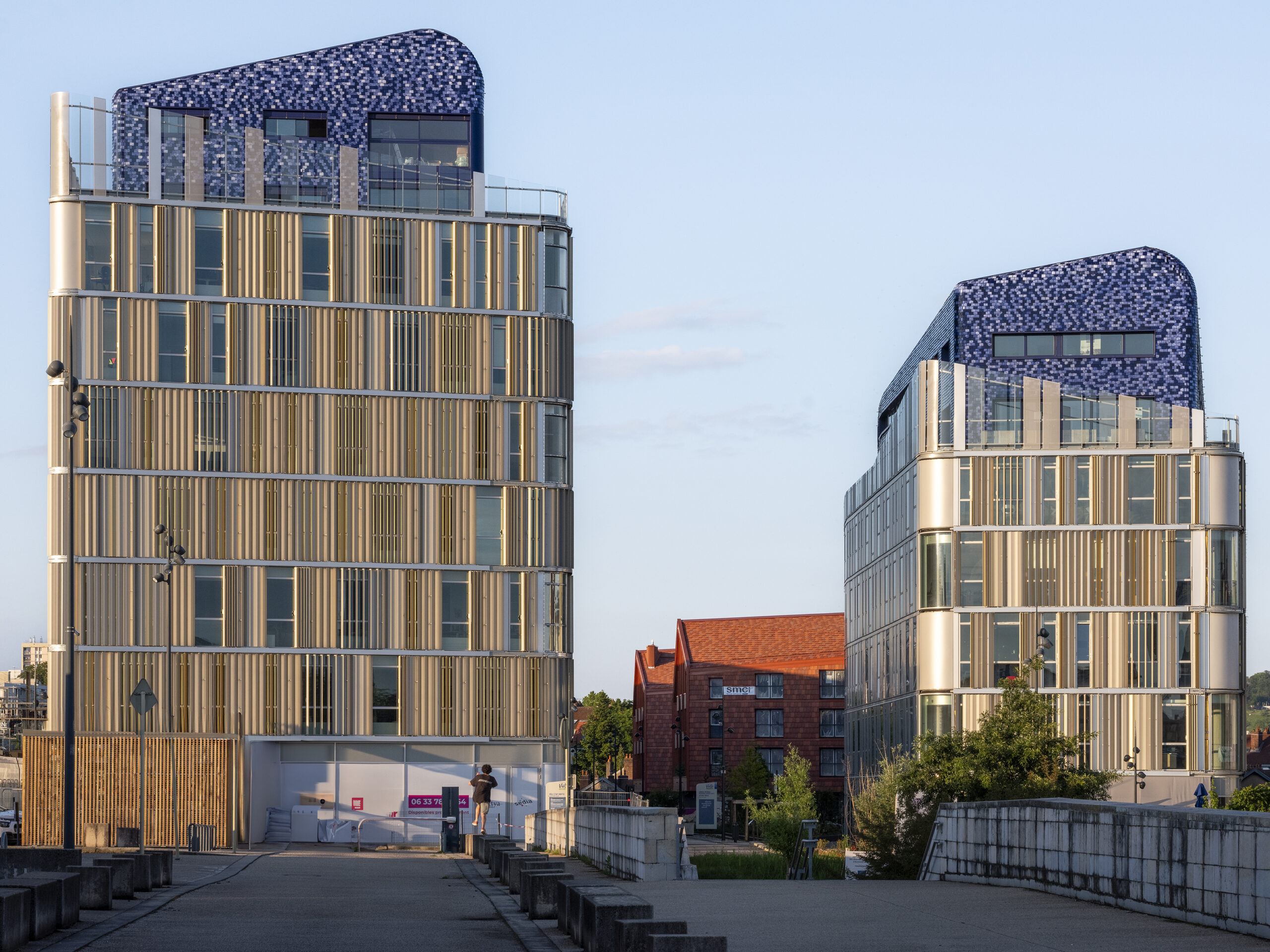 Bâtiments pour l'état, la région BFC et un programme de logements en toiture. également quelques commerces en RDC.