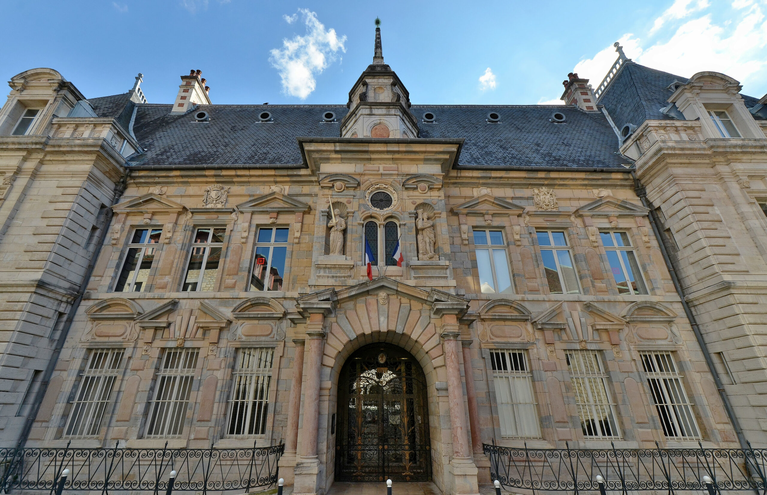 Besançon (Doubs) - Palais de justice

https://fr.wikipedia.org/wiki/Palais_de_justice_de_Besan%C3%A7on